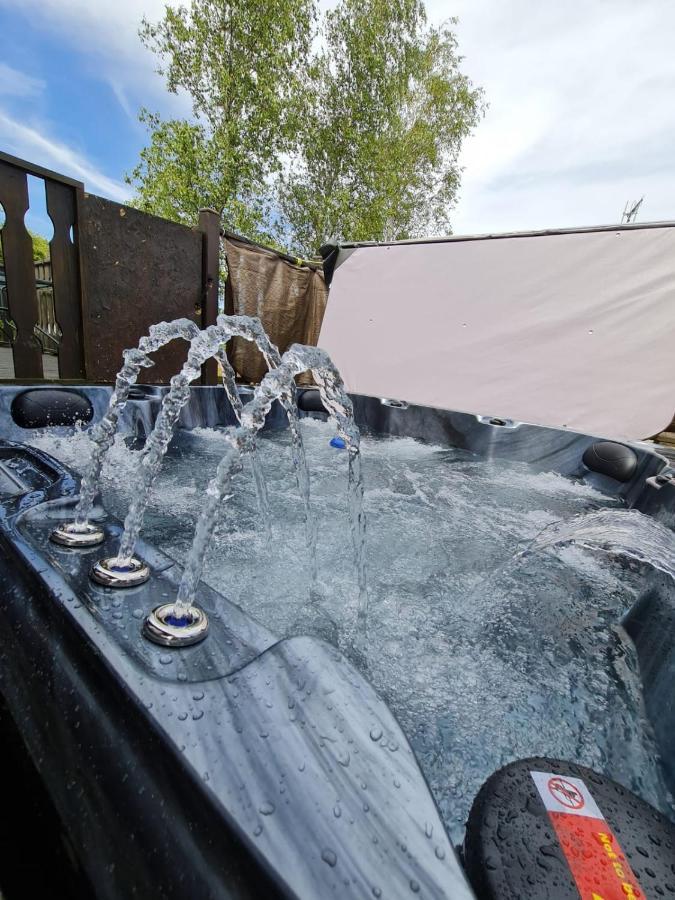 4 Bed Luxury Lodge With Hot Tub Near Lake District Warton  Εξωτερικό φωτογραφία
